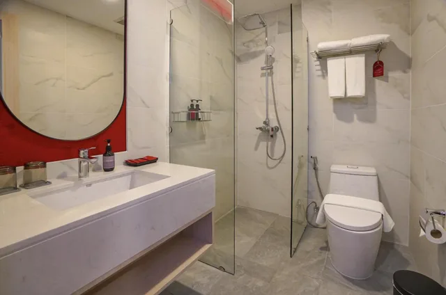 غرفة بسريرين منفصلين بشرفة، Hotel Midtown Ratsada 4/4