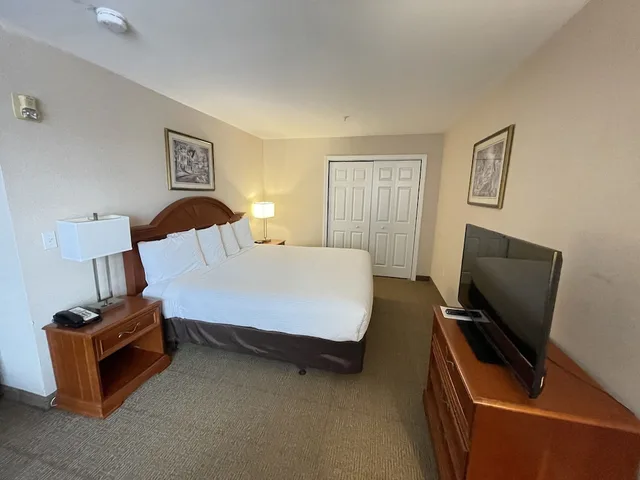 جناح بسرير كينج مع أريكة بحوض جاكوزي، Smart Suites, an Ascend Collection Hotel 4/10