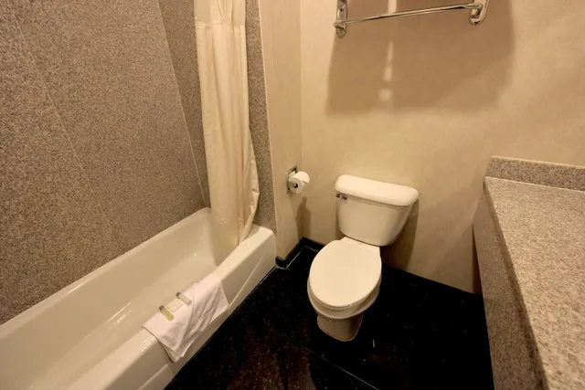 غرفة ديلوكس بسريرين كوين بإطلالة على البحيرة، Crown Choice Inn Suites Lakeview Waterpark 7/7