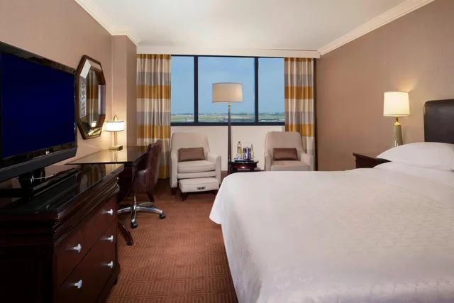 غرفة بسرير كينج في طابق منخفض، Sheraton DFW Airport Hotel 1/8