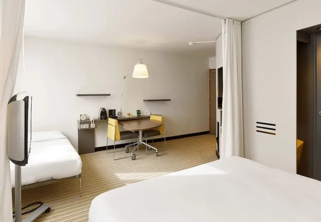 غرفة ثلاثية بسرير مزدوج وسرير فردي، B&B HOME Rueil-Malmaison Gare 5/6