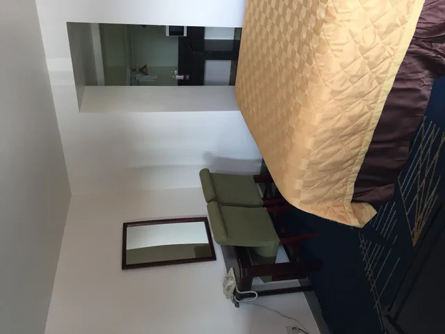 غرفة قياسية بسرير كوين، La Hacienda Motel 1/10