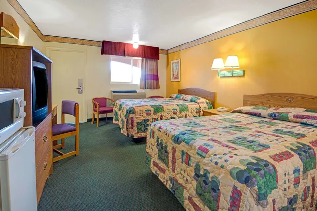 غرفة قياسية بسريرين مزدوجين للمدخنين، Rodeway Inn Albuquerque Downtown on Rt 66 2/3