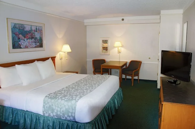 غرفة بسرير كينج، La Quinta Inn by Wyndham Tampa Bay Pinellas Park Clearwater 1/10