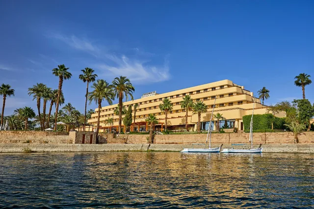 غرفة كلاسيكية بسرير مزدوج وسرير فردي بإطلالة على المدينة، Steigenberger Resort Achti 2/2