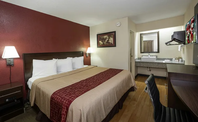 غرفة ديلوكس بسرير كينج، Red Roof Inn Columbus East - Reynoldsburg 2/5