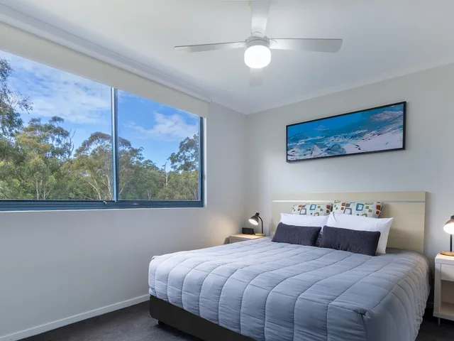 غرفة بسرير كينج وسريرين منفصلين بغرفتي نوم، The Landmark Nelson Bay 2/7