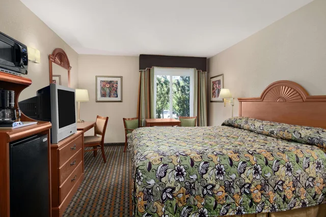 غرفة بسرير مزدوج، Hotel Vinea a Travelodge by Wyndham 2/2