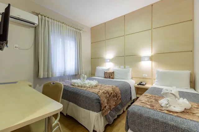 غرفة قياسية بسرير كوين وسرير فردي، Taroba Hotel 3/4