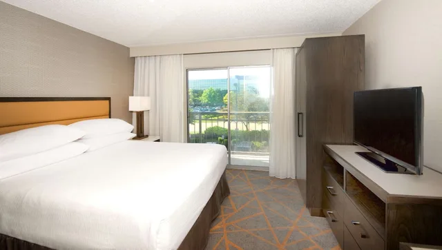 غرفة بسرير مزدوج مع أريكة لذوي الإعاقة، Embassy Suites by Hilton Cincinnati Northeast Blue Ash 2/10