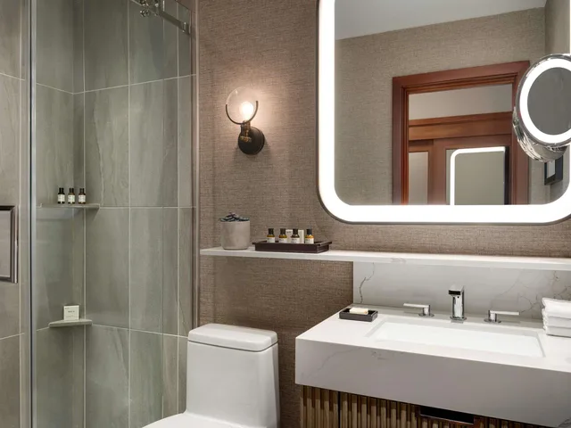 1 Bedroom, Renovated, Suite, King Bed, Lake View، Fairmont Jasper Park Lodge 5/6