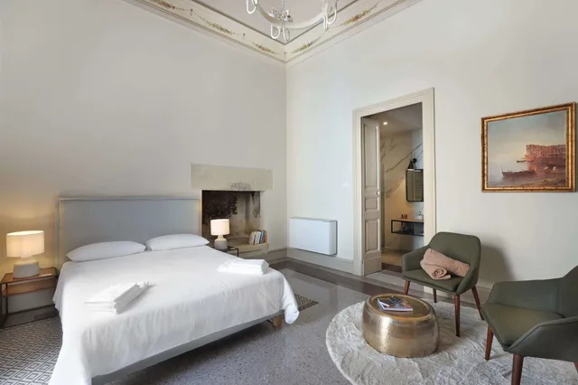 Classic, Queen Bed, Palazzo Circolone 5/10