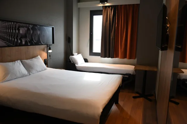 Room, Double Bed, with Child Extra Bed, Sofa، Ibis Valladolid 2/10