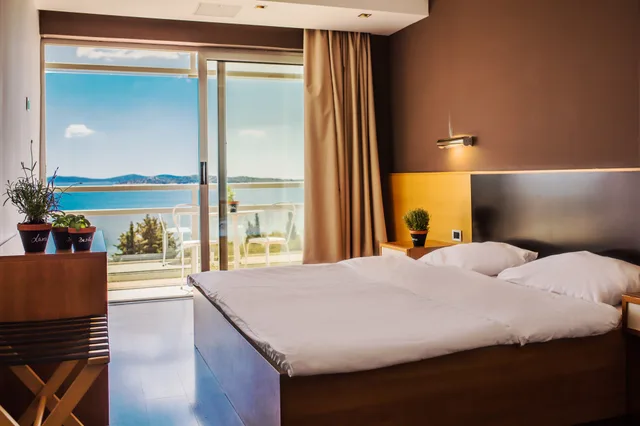 غرفة سوبيريور بسرير مزدوج بإطلالة على البحر بشرفة، Hotel Imperial Vodice 2/4