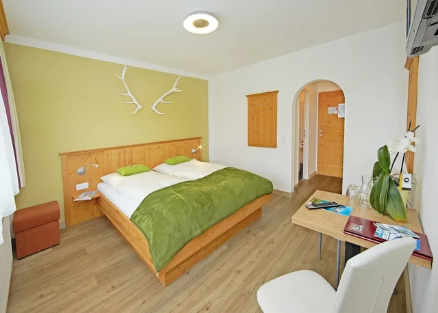 غرفة كومفورت عائلية رباعية بسرير كينج وسرير فردي بإطلالة على الجبل بشرفة مع أريكة، Landhaus Gitti Hotel Garni 4/7