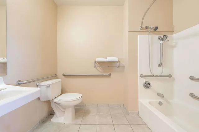 غرفة بسرير كينج لذوي الإعاقة، Super 8 by Wyndham Fort Worth Stockyards 2/4