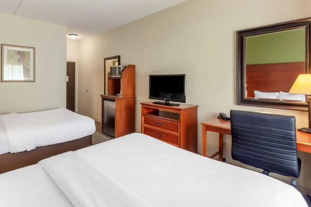 غرفة بزنس بسرير كينج وسريرين كوين، Comfort Inn & Suites Thousand Islands Harbour District 4/9
