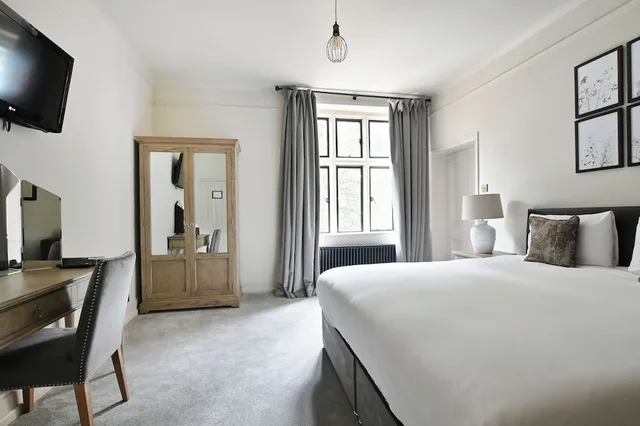 Deluxe, King Bed, Stanton Manor Hotel 1/2