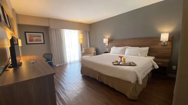 غرفة ديلوكس بسرير كينج بإطلالة على المدينة، Courtyard By Marriott Puebla Las Animas 3/10
