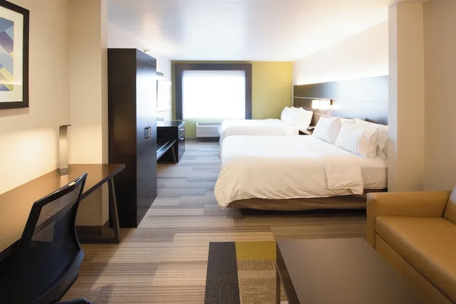 جناح بسريرين كوين مع أريكة، Holiday Inn Express Hotel And Suites Worthington 2/3