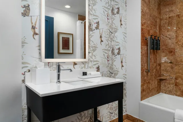 Room, King Bed, No Window، Hotel Theo New Orleans, Tapestry Collection by Hilton 2/3