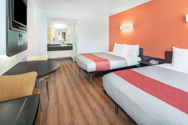 غرفة بريميوم بسرير كوين، Motel6 Thousand Oaks, CA 3/10
