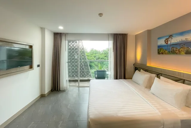 غرفة ديلوكس بسرير كينج بإطلالة على المدينة بشرفة، Clarian Hotel Beach Patong 4/10