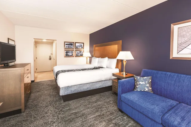 جناح استوديو بسرير كينج مع أريكة، La Quinta Inn & Suites by Wyndham Philadelphia Airport 2/4