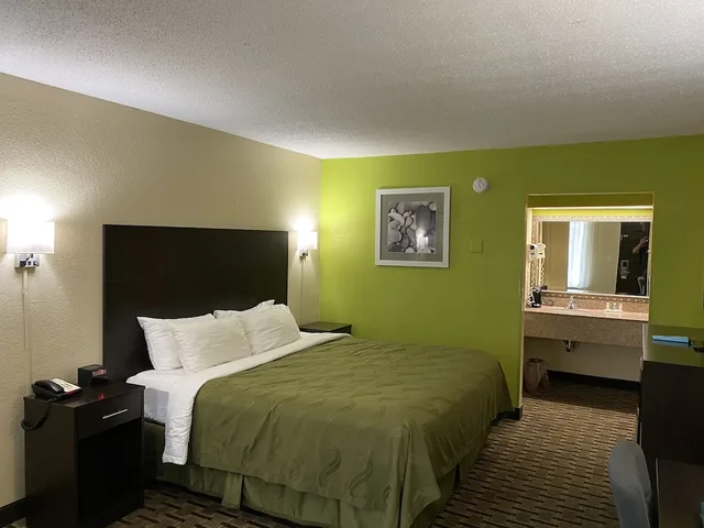 غرفة بزنس بسرير كينج، Quality Inn Elizabeth City near University 5/9
