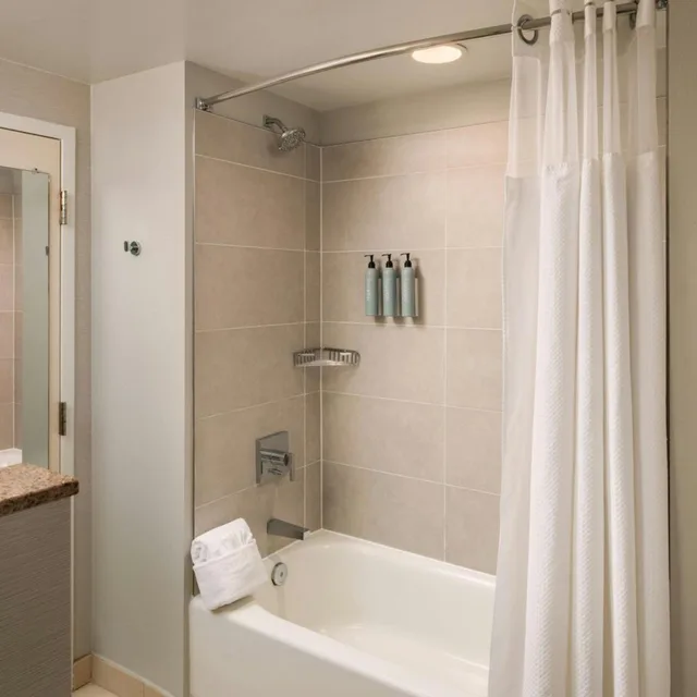 غرفة بسريرين كوين بحوض استحمام لذوي الإعاقة، Courtyard by Marriott St. Petersburg Downtown 2/4