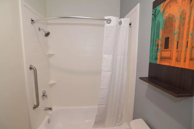 جناح بسريرين كوين بغرفة نوم واحدة مع أريكة بمطبخ، Best Western Ingleside Inn & Suites 4/4