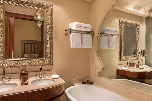 غرفة ديلوكس بسرير كينج بإطلالة على البحر بشرفة، Ajman Saray, a Luxury Collection Resort, Ajman 8/10