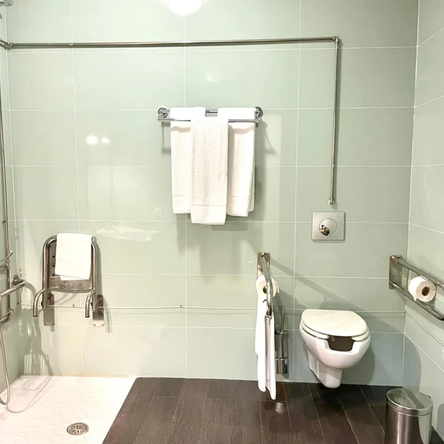 غرفة بسريرين منفصلين لذوي الإعاقة، Universal Hotel 2/3