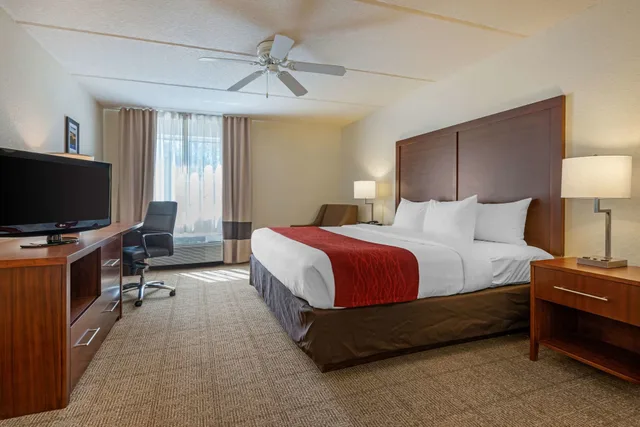 غرفة قياسية بسرير كينج مع أريكة، Comfort Inn Kissimmee Lake Buena Vista South 7/10