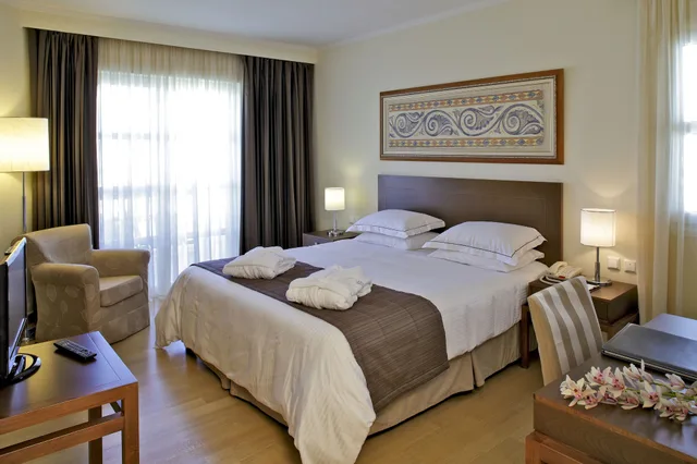 شقة تنفيذية بسريرين منفصلين وسرير كينج مع أريكة، Neptune Luxury Resort 1/3