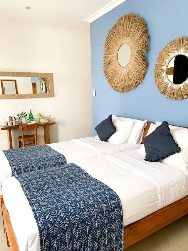 غرفة ثلاثية بسرير كينج وسرير فردي بإطلالة جزئية على البحر، Pesona Beach Resort Spa 3/8