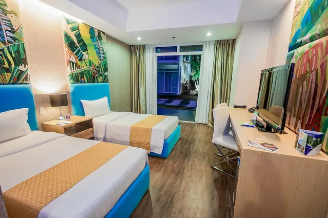 غرفة ديلوكس بسرير كوين وسرير فردي، Aziza Paradise Hotel 1/3