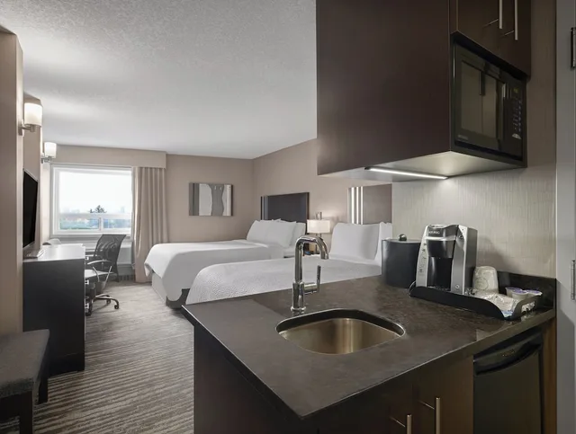 غرفة قياسية بسريرين كوين في طابق منخفض، Holiday Inn Calgary- Airport 6/10