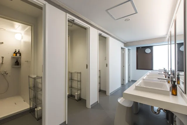 غرفة بسرير بطابقين وسريرين بحمام مشترك، Unplan Shinjuku Hostel 2/4
