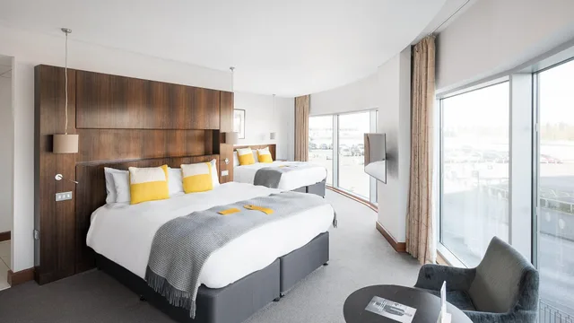 Grand, Multiple Beds، Voco Reading 2/5