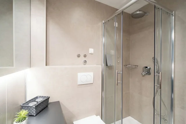 شقة سوبيريور بسرير مزدوج وسريرين منفصلين بشرفة، Bacan Serviced Apartments 3/4
