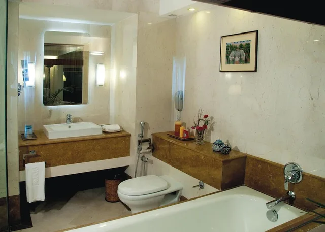 Executive, Suite, King Bed, Avari Hotel Lahore 5/6