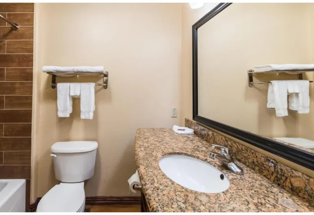 1 King Bed Mobil Access Tub Nsmk Micfridg، Motel6 Joshua, TX 6/6