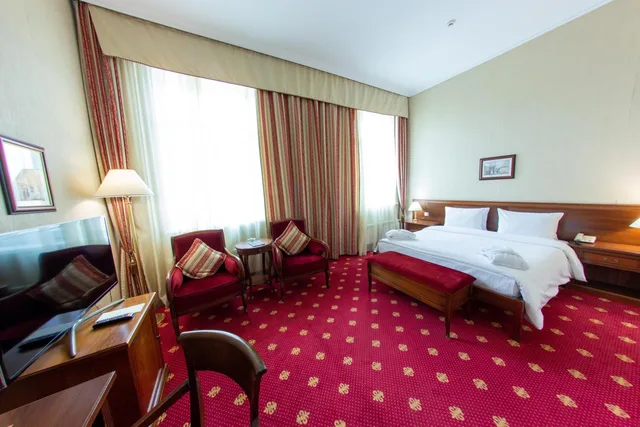 غرفة ديلوكس بسرير كوين، Grand Hotel Tien Shan 4/8
