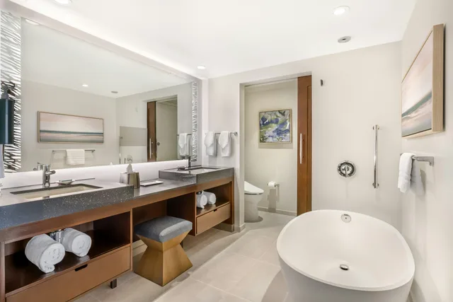 1 Bedroom, Suite, King Bed, Hokulani Waikiki By Hilton Grand Vacations 4/6