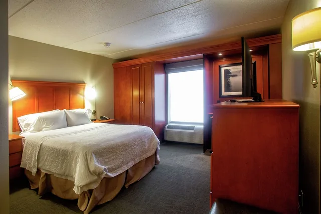 Room, Queen Bed, Hampton Inn Wheeling 2/7