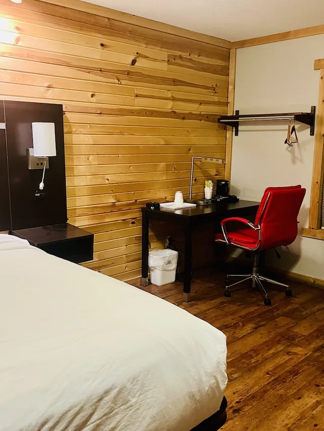 غرفة بسرير كينج مع أريكة، Americas Best Value Inn-Wall 9/10