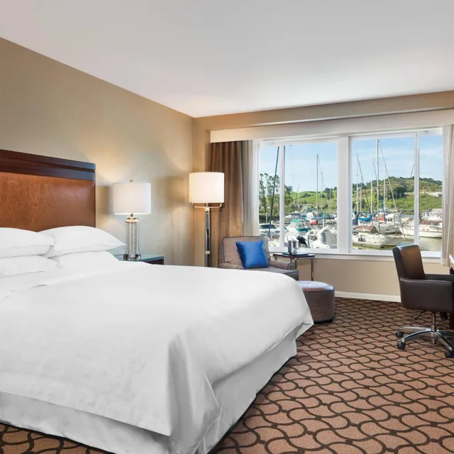 غرفة بسرير كينج بإطلالة على المرسى، Sheraton Sonoma Wine Country Petaluma 1/4