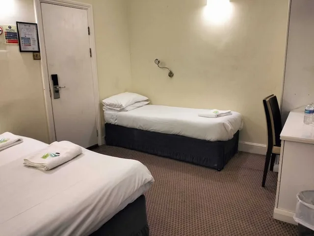 غرفة كومفورت ثلاثية بسرير مزدوج وسرير فردي، Manor Hotel 3/4