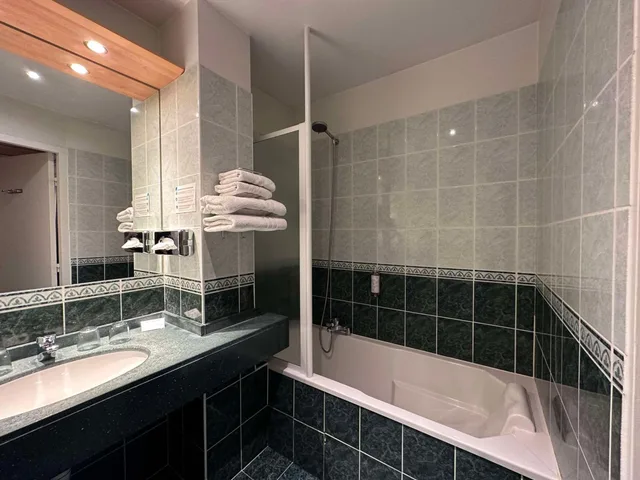 غرفة عائلية بسرير كينج وسريرين منفصلين، Best Western Hotel Le Pont D'or 7/8